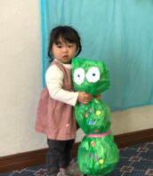 あおむしを抱くこども